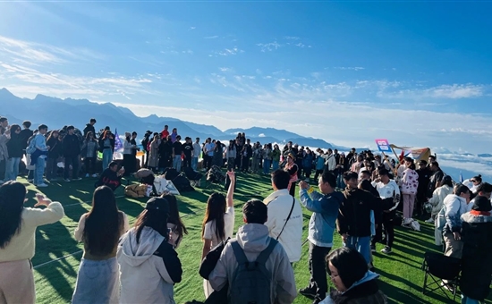 省内景区代表丨达瓦更扎 亮相省文旅厅安逸四川日历海报